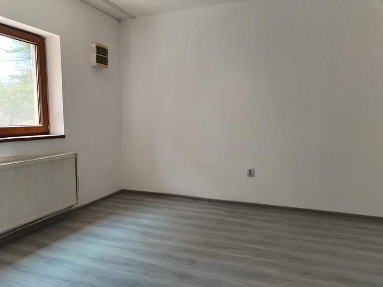 Duplex cu scara interioara si curte - constructie noua