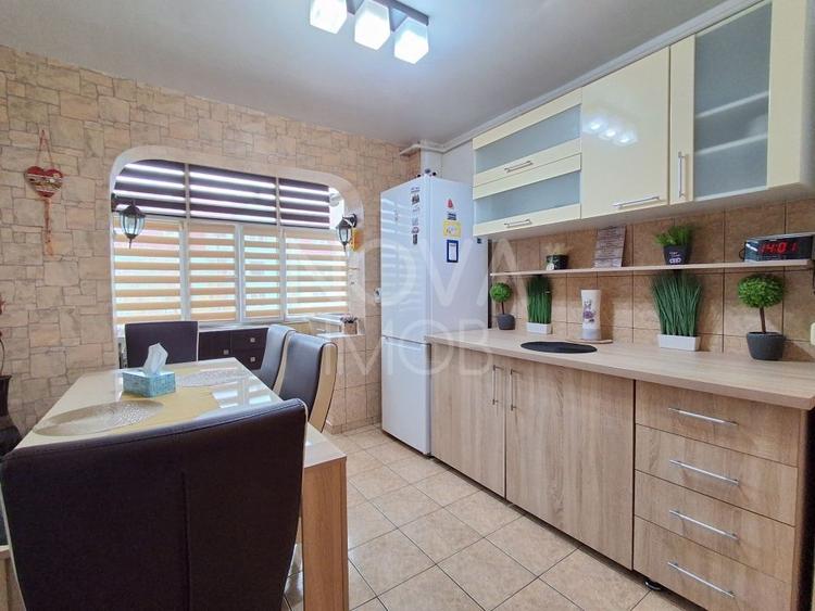 Apartament de inchiriat 3 camere etajul 4, cu lift, Zona Vasile Aaron