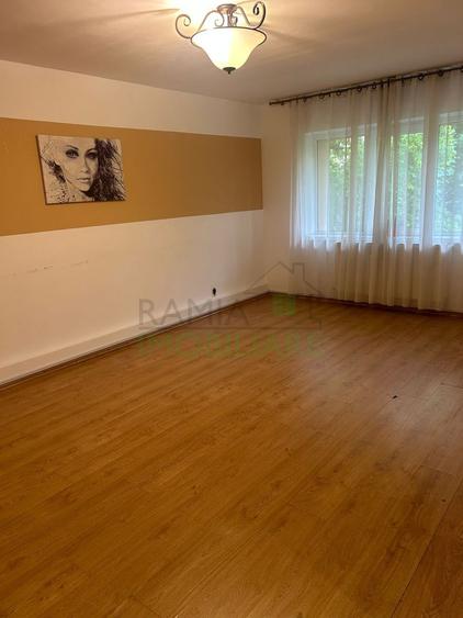 Apartament 3 camere decomandat cu 2 băi, beci și loc de parcare