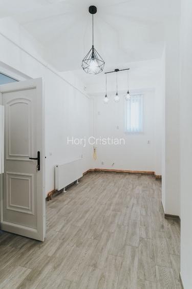 DE VÂNZARE APARTAMENT  Oradea ultracentral parter cu  parcare - 3