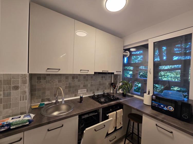 Metrou Costin Georgian, etaj 2, garsoniera moderna/lux, prima inchiriere.