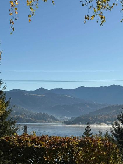Cabana cu vedere la lac, 8 camere, 200 mp, 1800 mp teren, zona Colibita