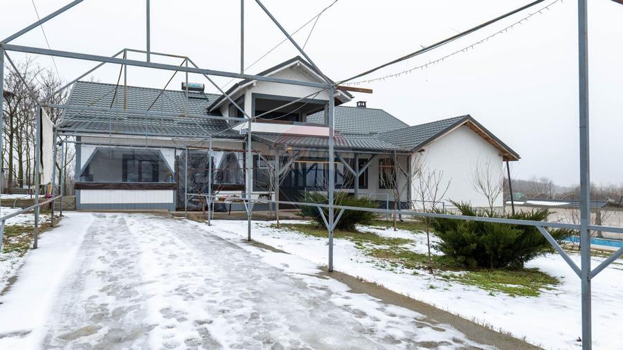 Vilă cu piscină –ideală pentru familie sau pensiune, Bacu-acces A1/A0