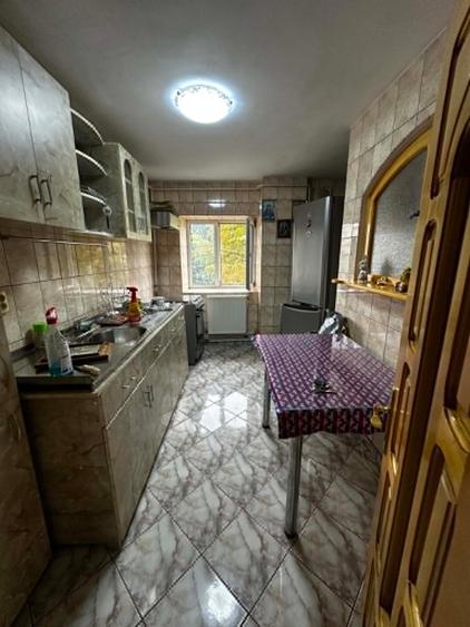 Apartament 3 camere decomandat, et. 2, Zona Piata mare