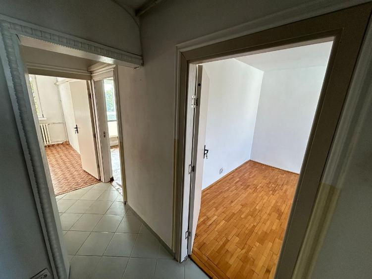 Vand apartament cu 4 camere