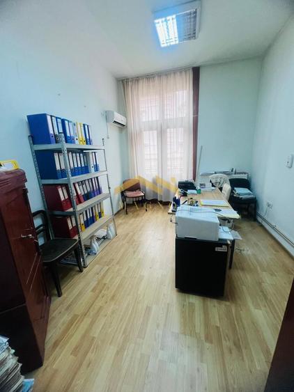 Apartament (pretabil pentru Birou ,Cabinet etc.) de vanzare in centru.