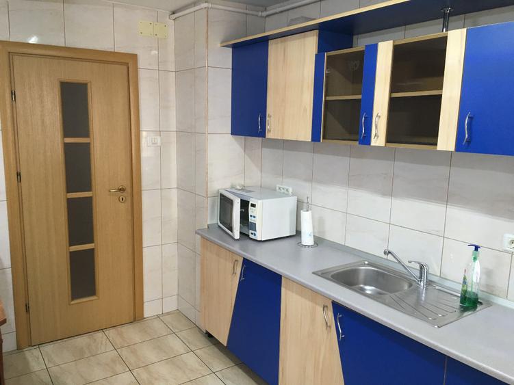 Inchiriez (ofer) apartament 3 camere decomandat , zona centrala , cu parcare