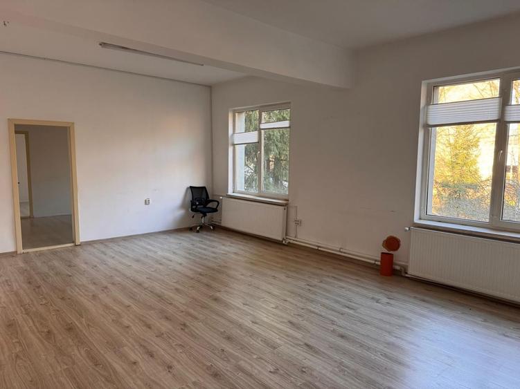 Cladire birouri / spatiu comercial - 584 mp - Comision ZERO