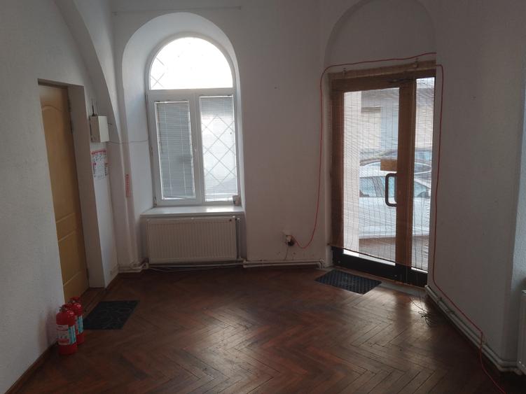 Inchiriere spatiu parter 3 camere Universitate
