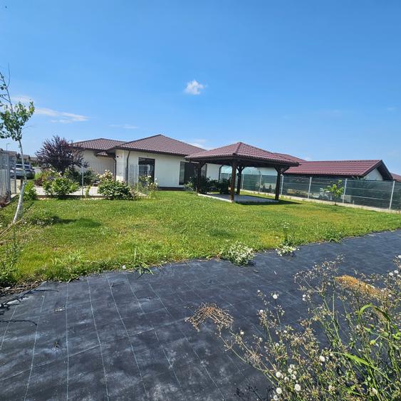 Vila de inchiriat 95 mp utili,600 mp curte,cartier rezidential,Balotesti