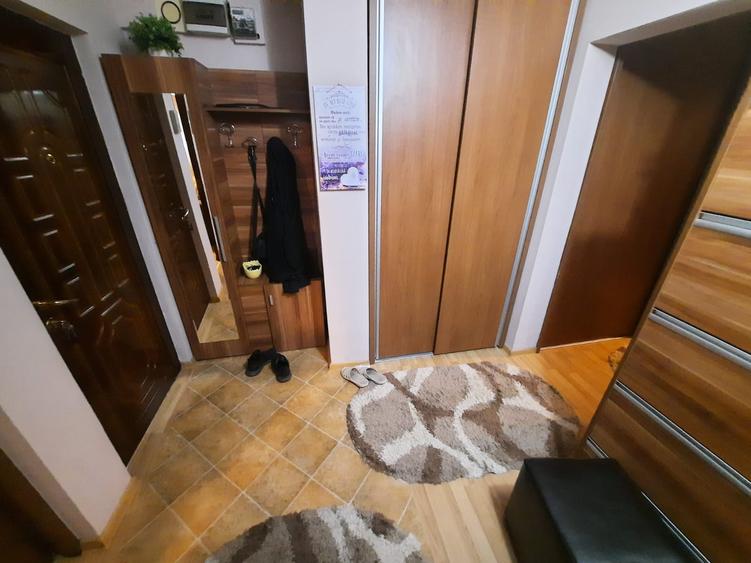 Apartament cu 3 camere decomandat, etaj 1/4, zona Alexandru cel Bun