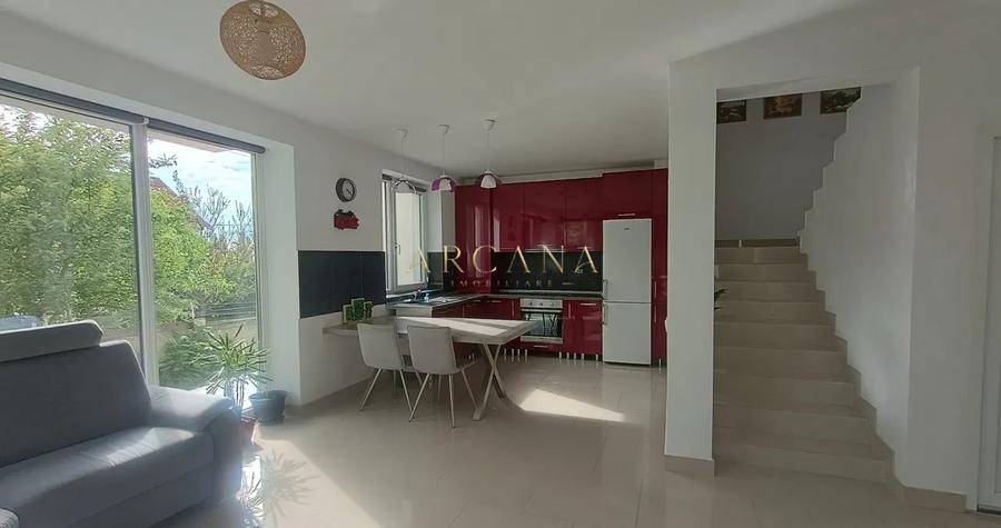 Duplex 4 camere cu garaj și terasă circulară Europa