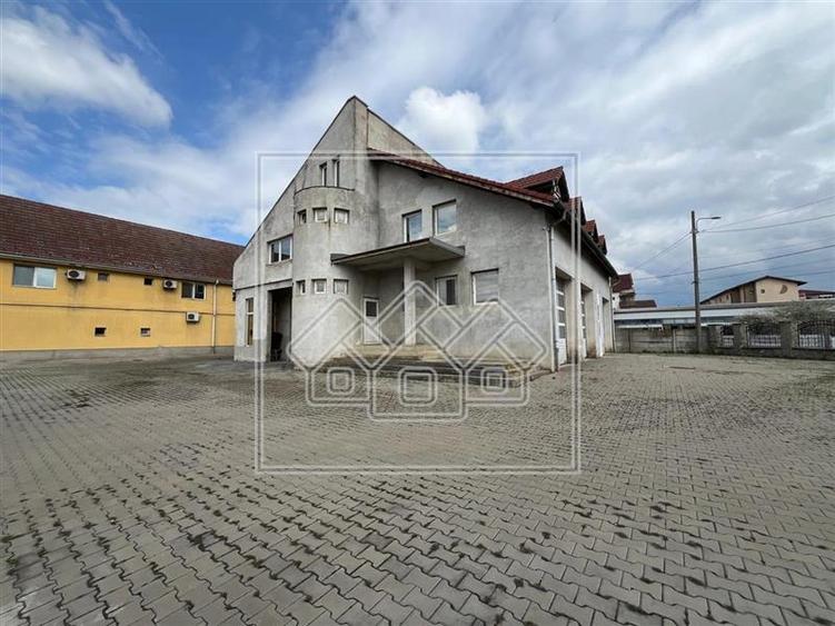Spatiu comercial cu teren de 1500 mp, 740 mp utili