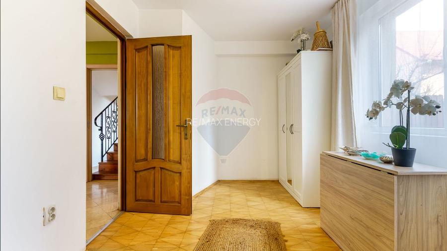 Casă / Vilă cu 5 camere de închiriat, comision 0% - 10