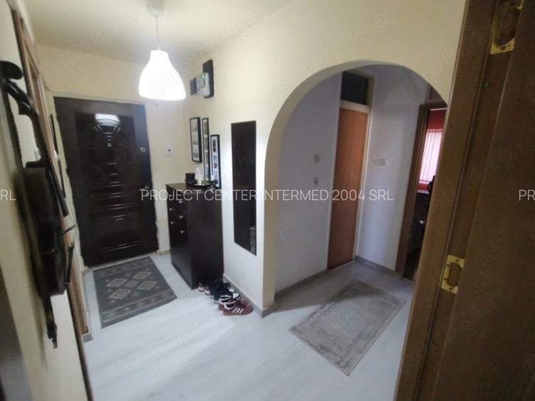 Apartament 3 camere, decomandat, 66 mp, parcare – Prundu