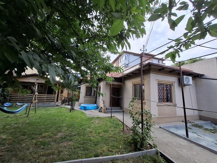 Casă 3 camere curte amenajată cu foișor Km4