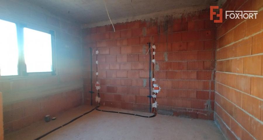 Duplex 5 camere, Becicherecu Mic - Garaj, terasa, Interior la Rosu