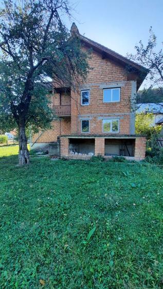 Aninoasa-Valea Silistii, vila de vanzare, p+1, util 140 mp, teren 2850 mp