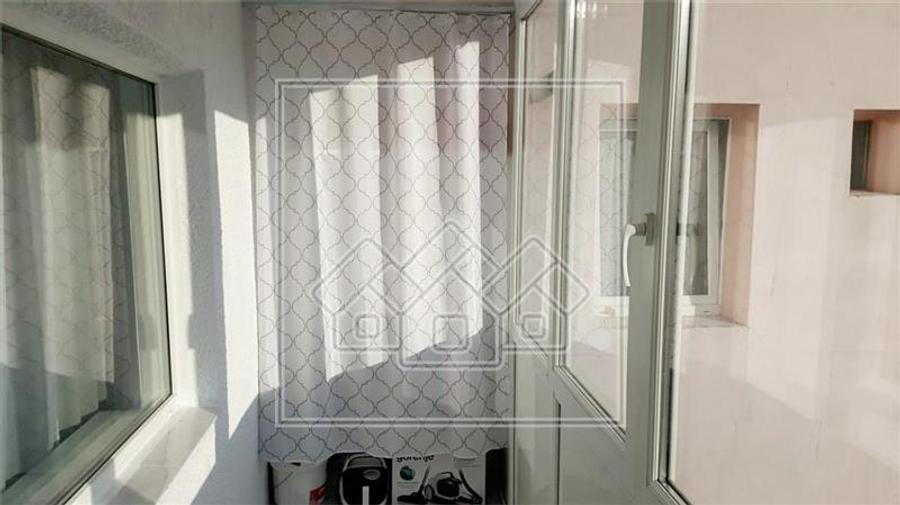 Apartament cu 3 camere, 2 bai, balcon, zona Strand