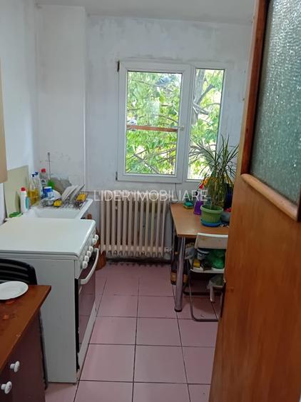 Berceni - Obregia,P-ta Straduintei, 3 camere de vanzare, etaj 3 / 4, confort 1 - 2