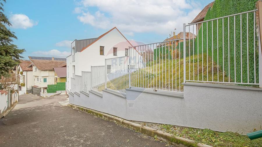 La poalele Tâmpei — vilă contemporană în Schei - 29