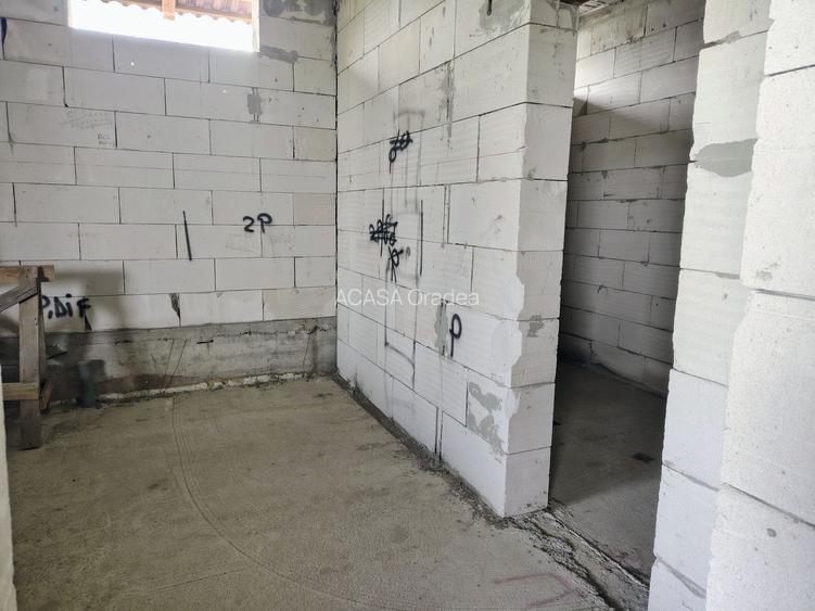 Casă la roșu,  – Oradea, str. Caișilor. 175 000 E . Comision 0 - 6