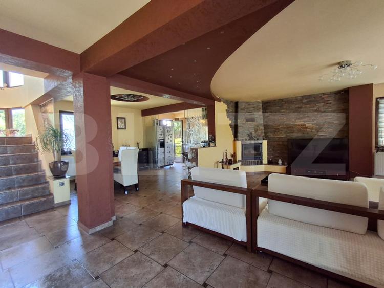 Proprietate eleganta cu teren mare si garaj in Bucium, perfecta pentru familie - 8