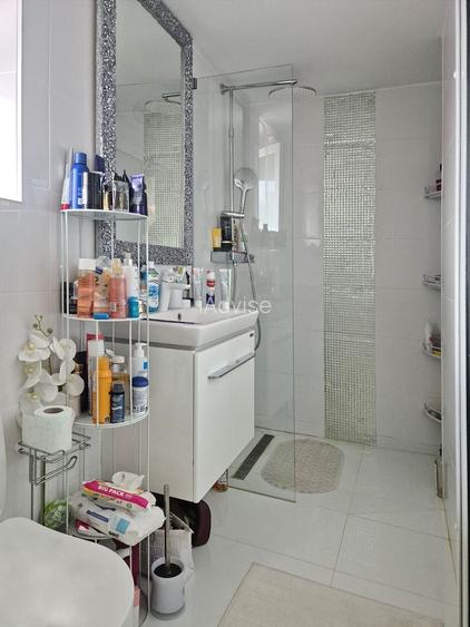 PROPRIETATE VERSATILA, complet renovată– 220 m² utili + 130 m² curte privată - 12