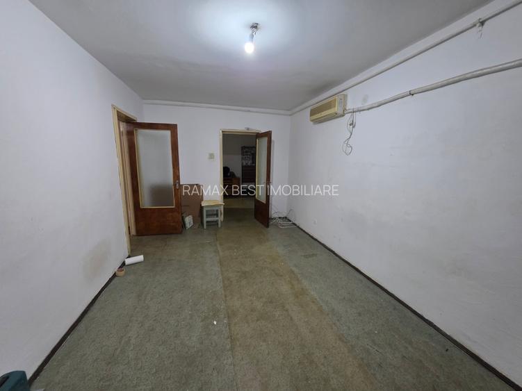 Jean Steriadi, 15 minute metrou 1 Decembrie 1918, pe Buhusi, bloc 1980 - 17