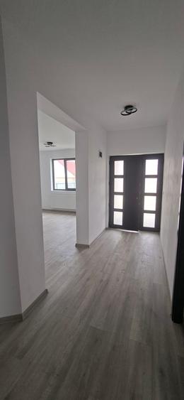 Casa cu 3 camere 80 mp, teren 650 mp, gazon, centru Holboca