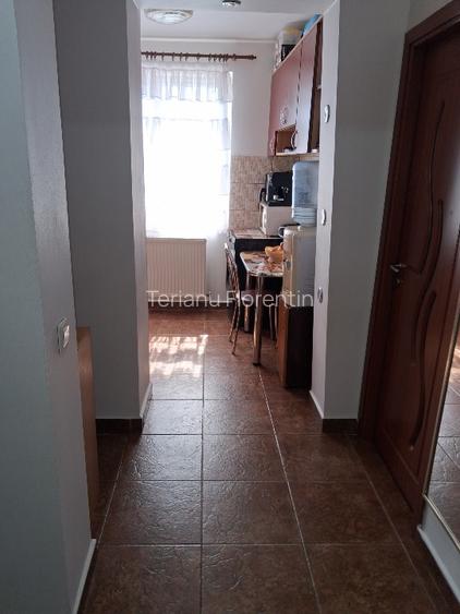 Proprietar  vând  apartament cu  3 camere decomandat în  Reșița  - 9