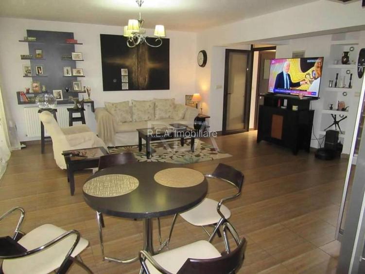 Vila 5 camere Trapezului, centrala, an 2007, 174 mp - 2