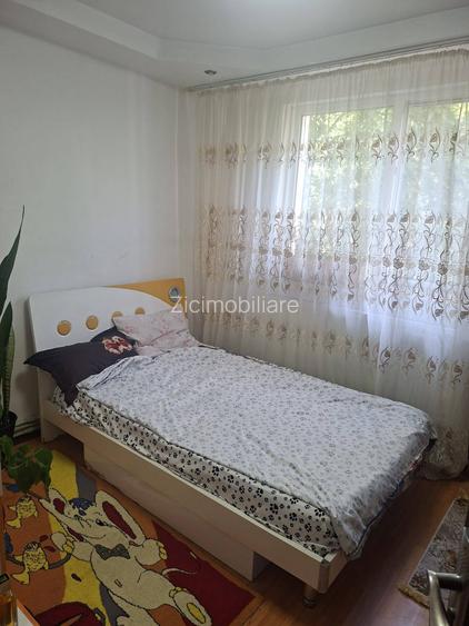Apartament 3 camere Piața Progresul, 50 mp, centrală proprie, etaj 2/10 - 3