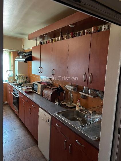 Vând apartament 4 camere initial,transformat in 3 camere cu living marit,84 mp u - 8