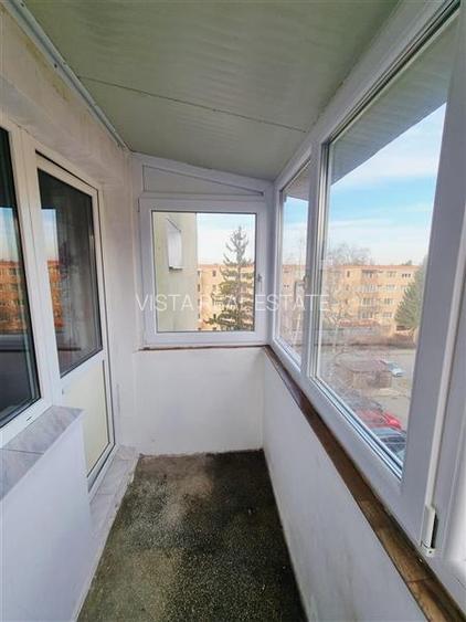 Apartament 2 camere luminos, loc de parcare. Se afla la 5 minute de Coresi.Zona - 13