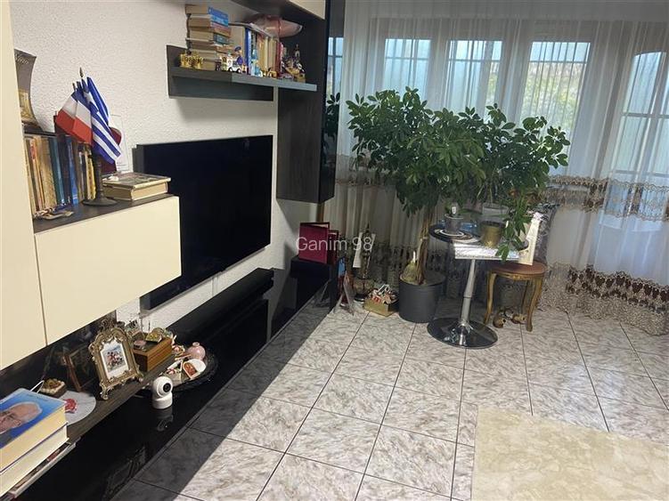 Apartament 3 camere , zona ultracentrala - Primaria Focsani , 83 mp , imbunatati - 2