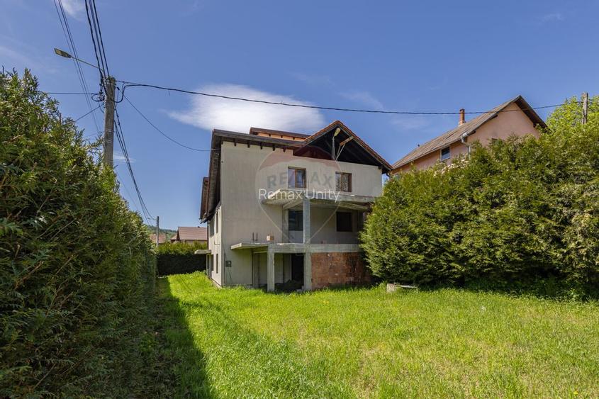 Casă / Vilă cu 8 camere / 7 bai de vânzare, Moieciu de Jos - 2