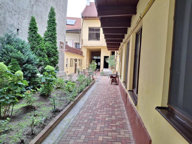 Cladire mixta cu spatii la parter si numeroase incaperi -central - 19