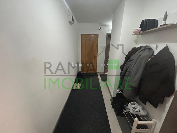 Apartament 3 camere Tractorul renovat 70 mp parter inalt balcon boxa si P - 12