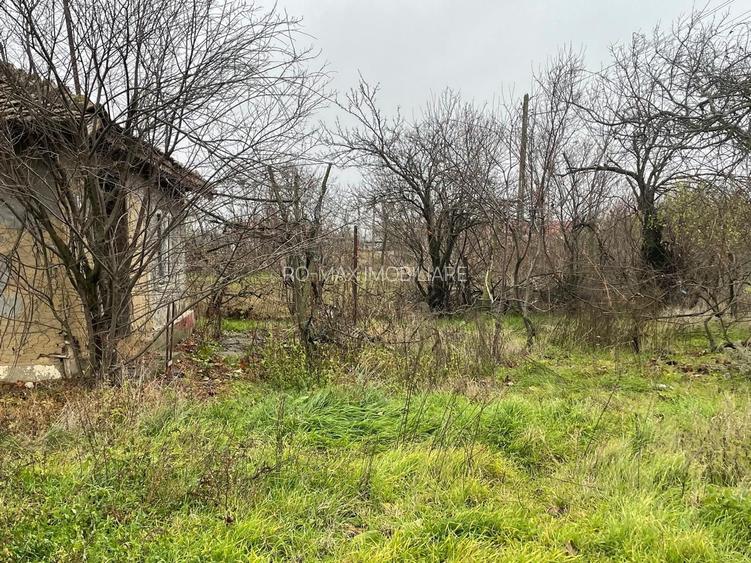 Teren intravilan 3367 mp cu casa demolabile 54 mp puț existent! - 3