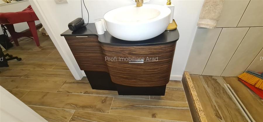 Spatiu langa Primarie pt. prestari servicii, birou, cabinet, salon - renovat - T - 13