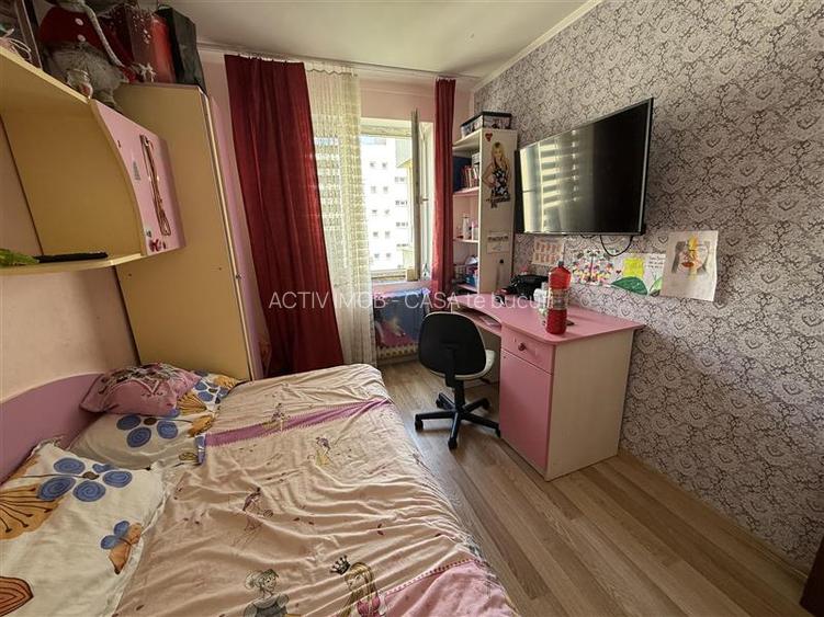 Titan- statuie Salajan,3 camere ,decomandat ,etaj 8. - 4