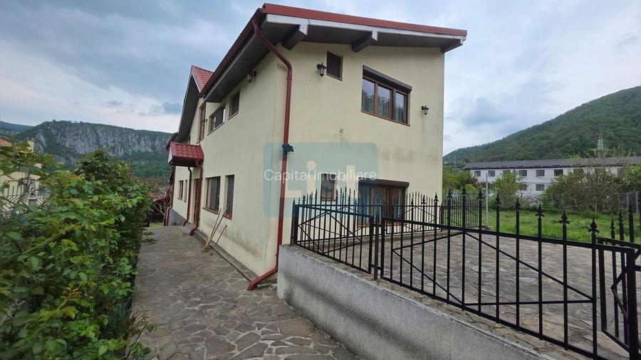 Vilă în Dubova,  langa Dunăre, teren 1361 mp - 2
