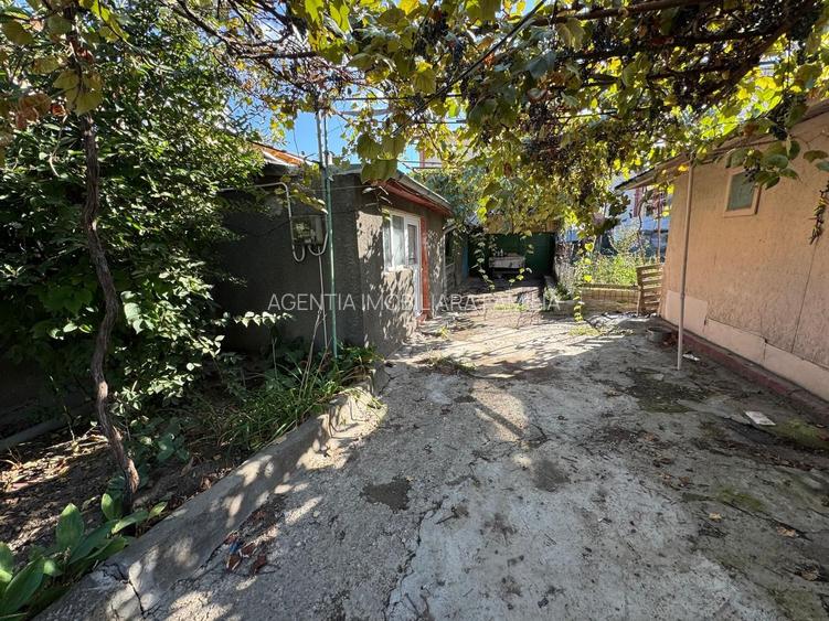 48500 Euro- 293 mp. Teren si casa batraneasca in mun. Galati - 10