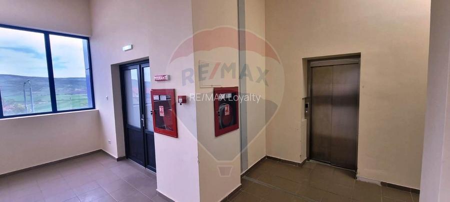 Cladire Comerciala Mixta de Vanzare sau de inchiriat - 10
