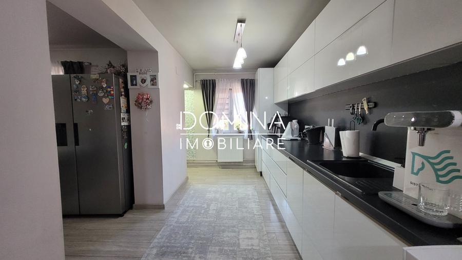 Vânzare apartament 4 camere, decomandat, strada Victoriei – central
