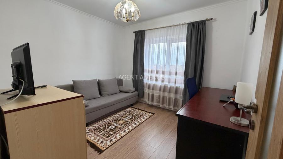 Apartament cu 3 camere, 2 bai si 2 balcoane, decomandat et , cartier MV1 - 8