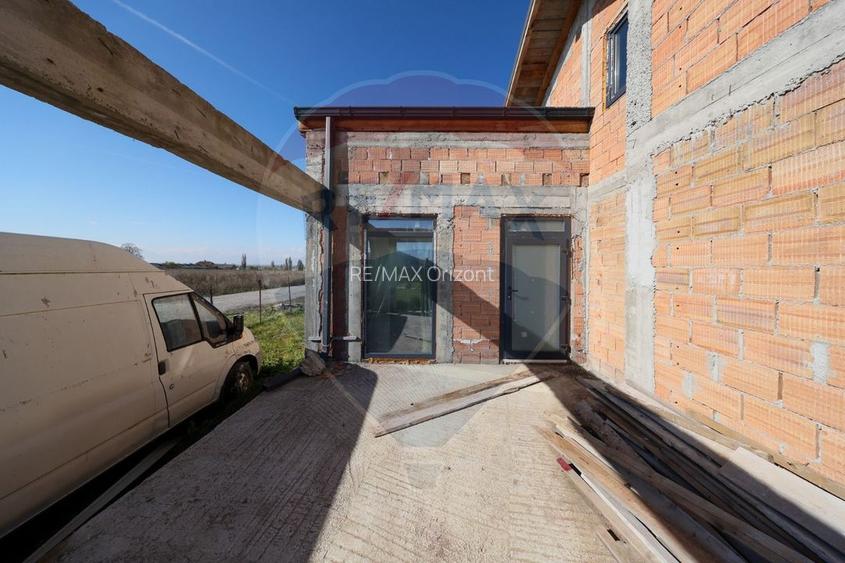 Duplex  la roșu cu 2 apartamente - 6 camere, terase generoase și curte - 16