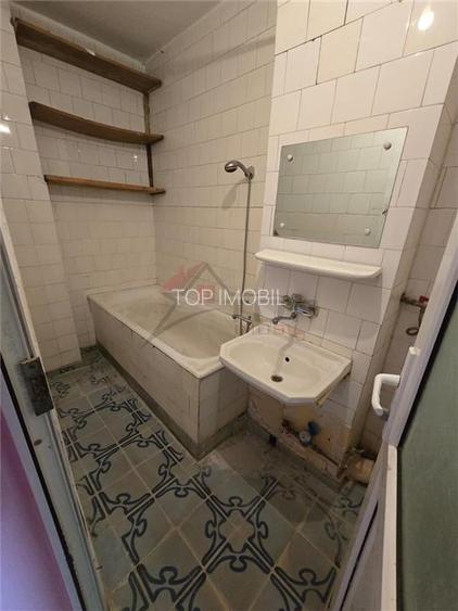 Dacia - la bulevard 2 camere decomandat, etaj intermediar, liber - 9