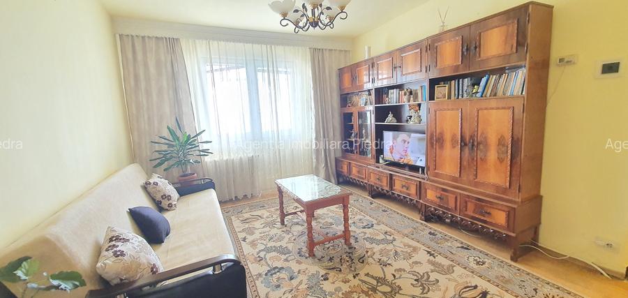 Vand apartament 2 camere , semidecomandat , zona Vasile Aaron - 2